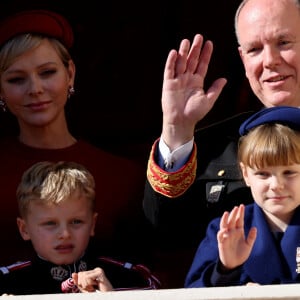 Le prince Albert II et la princesse Charlene de Monaco, et leurs enfants le prince Jacques et la princesse Gabriella - La famille princière de Monaco au balcon du palais, à l'occasion de la Fête Nationale de Monaco. Le 19 novembre 2023 © Dominique Jacovides-Bruno Bebert / Bestimage 