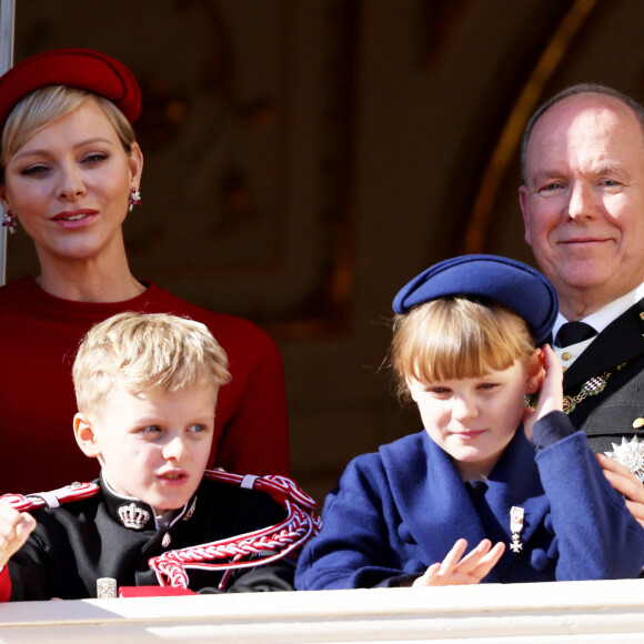 Une journée parfait pour les jumeaux qui se sont éclatés avec leur maman
Le prince Albert II et la princesse Charlene de Monaco, et leurs enfants le prince Jacques et la princesse Gabriella - La famille princière de Monaco au balcon du palais, à l'occasion de la Fête Nationale de Monaco. Le 19 novembre 2023 © Dominique Jacovides-Bruno Bebert / Bestimage 