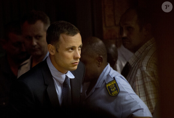 Oscar Pistorius dans la salle d'audience du tribunal de Pretoria en Afrique du sud le 15 fevrier 2013. Oscar Pistorius, l'athlete sud-africain ampute des deux jambes celebre pour avoir participe aux JO des valides a Londres, a ete formellement inculpe du meurtre de sa petite amie 