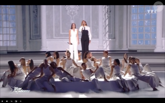 Lénie et Vitaa chantent "A fleur de toi" lors du prime de la Star Academy du 25 novembre 2023.