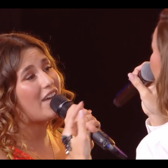 Une performance qui a beaucoup touché la jeune élève de la Star Academy. Cela valait le coup, sans doute, de faire une petite entorse au règlement !
Vitaa et Clara chantent "A fleur de toi" lors du prime de la Star Academy du 25 novembre 2023.