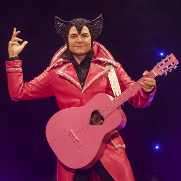 "Un jour, on avait pris ces petits carrés magiques de Los Angeles. Johnny n'avait jamais essayé. C'était très drôle. Johnny sous champi, c'était phénoménal !".
Matthieu Chedid (Le chanteur M) - Inauguration de la statue de cire de "Matthieu Chedid (Le chanteur M) " au musée Grévin à Paris le 11 septembre 2023. A la fin de l'inauguration il a chanté une chanson sur scène accompagné de son frère et de sa soeur ainsi que sa fille. © Jack Tribeca / Bestimage