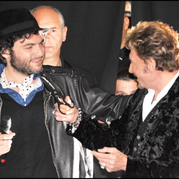 Ils collaboraient sur le 47e album studio du rockeur baptisé "Jamais seul" sorti le 28 mars 2011.
Johnny Hallyday et Matthieu Chedid au Virgin Megastore Champs Elysees pour le lancement de la vente de son nouvel album, "Jamais Seul"
