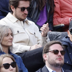 Gaëtan Roussel et sa bien-aimée Clarisse - People dans les tribunes lors des Internationaux de France de Tennis de Roland Garros 2022 à Paris le 29 mai 2022. © Cyril Moreau/Bestimage