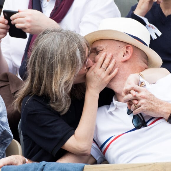 Dans "Le Parisien", il dit d'elle : ""C’est mon binôme. Elle m’a donné un nouvel élan, m’a poussé vers l’ouverture."
Gaëtan Roussel et sa compagne Clarisse Fieurgant dans les tribunes lors des internationaux de tennis de Roland Garros à Paris, France, le 30 mai 2019. © Jacovides-Moreau/Bestimage