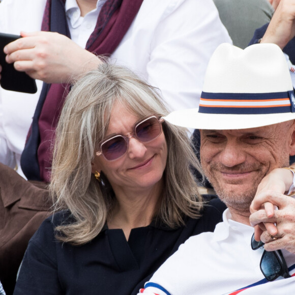 Le couple est à la tête d'une famille recomposée qui fait son bonheur
Gaëtan Roussel et sa compagne Clarisse Fieurgant dans les tribunes lors des internationaux de tennis de Roland Garros à Paris, France © Jacovides-Moreau/Bestimage