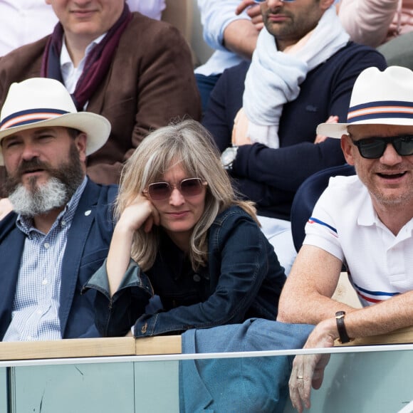 Sa compagne bien-aimée Clarisse Fieurgant travaille avec lui
Gaëtan Roussel et sa compagne Clarisse Fieurgant dans les tribunes lors des internationaux de tennis de Roland Garros à Paris, France, le 30 mai 2019. © Jacovides-Moreau/Bestimage