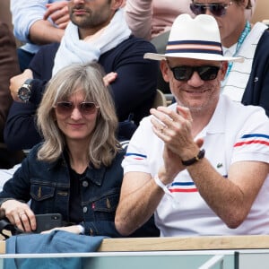 Gaëtan Roussel et sa compagne Clarisse Fieurgant dans les tribunes lors des internationaux de tennis de Roland Garros à Paris, France, le 30 mai 2019. © Jacovides-Moreau/Bestimage