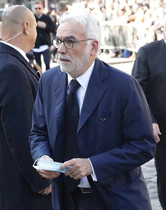 Pascal Praud - Arrivées à la messe funéraire en hommage à Bernard Tapie en l'église Saint-Germain-des-Prés à Paris. Le 6 octobre 2021 © Jacovides-Moreau / Bestimage