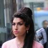 Amy Winehouse fait désormais ses courses dans un magasin pour dénicher de la nourriture "saine" à Londres le 10 mars 2010.