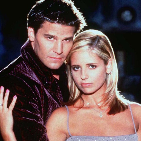 Sarah Michelle Gellar et David Boreanaz - Photo promotionnelle de la série "Buffy contre les vampires". Le 12 septembre 1995.