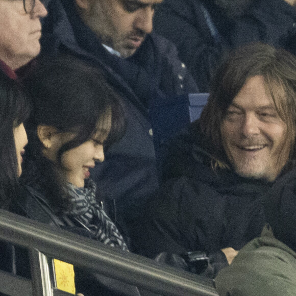 Norman Reedus, Lisa (chanteuse du groupe sud-coréen, Blackpink) - People dans les tribunes du match de Ligue Des Champions 2023, PSG contre Newcastle (1-1) au Parc des Princes à Paris le 28 novembre 2023. © Cyril Moreau/Bestimage