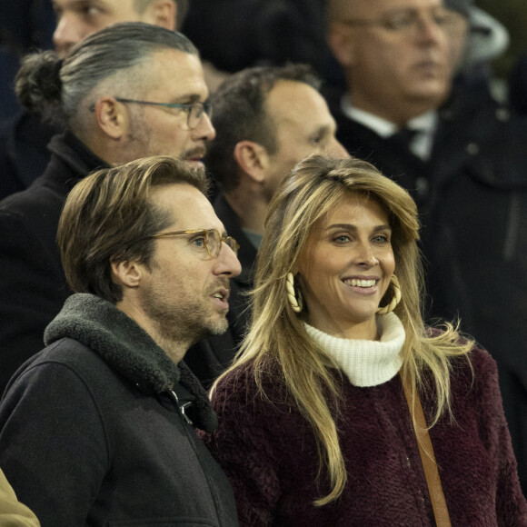 Mathieu Vergne et sa femme Ophélie Meunier - People dans les tribunes du match de Ligue Des Champions 2023, PSG contre Newcastle (1-1) au Parc des Princes à Paris le 28 novembre 2023. © Cyril Moreau/Bestimage