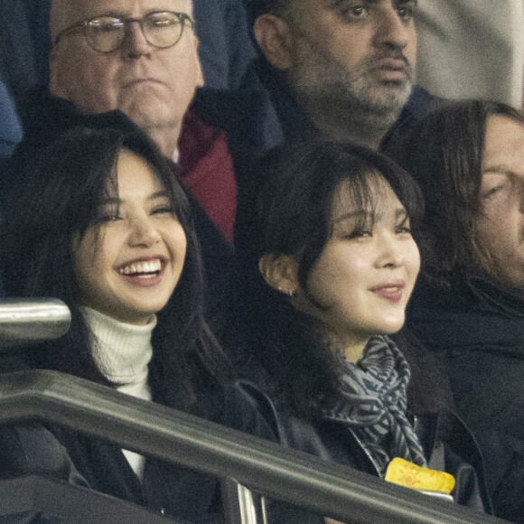 Norman Reedus, Lisa (chanteuse du groupe sud-coréen, Blackpink), Felix Moati - People dans les tribunes du match de Ligue Des Champions 2023, PSG contre Newcastle (1-1) au Parc des Princes à Paris le 28 novembre 2023. © Cyril Moreau/Bestimage