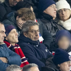 Michel Cymes et son fils - People dans les tribunes du match de Ligue Des Champions 2023, PSG contre Newcastle (1-1) au Parc des Princes à Paris le 28 novembre 2023. © Cyril Moreau/Bestimage