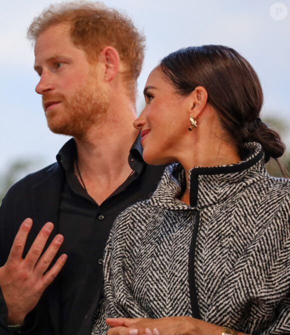 Meghan Markle et le prince Harry avaient évoqué ensemble cet épisode polémique lors de l'interview qu'ils avaient accordée à Oprah Winfrey en 2021...
Le prince Harry et Meghan Markle remettent un prix honorifique à Kevin Costner lors de son gala de charité One805 Live, organisé sur son terrain de polo à Summerland près de Santa Barbara, le 22 septembre 2023.