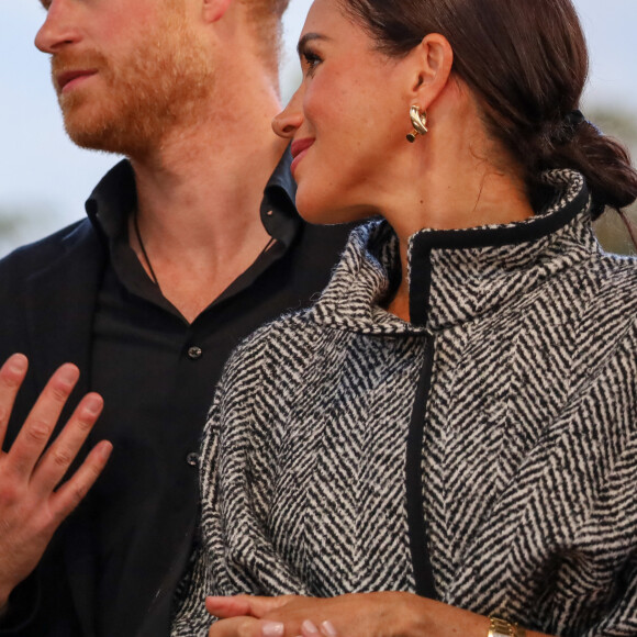 Meghan Markle et le prince Harry avaient évoqué ensemble cet épisode polémique lors de l'interview qu'ils avaient accordée à Oprah Winfrey en 2021...
Le prince Harry et Meghan Markle remettent un prix honorifique à Kevin Costner lors de son gala de charité One805 Live, organisé sur son terrain de polo à Summerland près de Santa Barbara, le 22 septembre 2023.