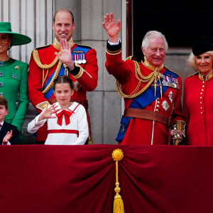Mais qui est donc le membre de la famille royale qui aurait prononcé des propos racistes à l'encontre du jeune Archie, avant même qu'il ne naisse ?
Le prince George, le prince Louis, la princesse Charlotte, Kate Catherine Middleton, princesse de Galles, le prince William de Galles, le roi Charles III, la reine consort Camilla Parker Bowles - La famille royale d'Angleterre sur le balcon du palais de Buckingham lors du défilé "Trooping the Colour" à Londres.