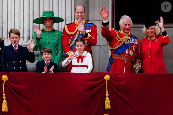 Mais qui est donc le membre de la famille royale qui aurait prononcé des propos racistes à l'encontre du jeune Archie, avant même qu'il ne naisse ?
Le prince George, le prince Louis, la princesse Charlotte, Kate Catherine Middleton, princesse de Galles, le prince William de Galles, le roi Charles III, la reine consort Camilla Parker Bowles - La famille royale d'Angleterre sur le balcon du palais de Buckingham lors du défilé "Trooping the Colour" à Londres.