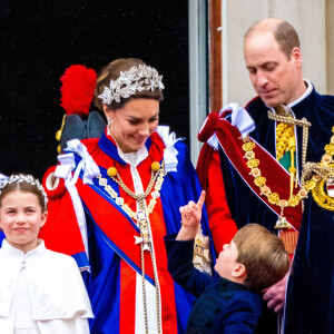 Sophie, duchesse d'Edimbourg, la princesse Charlotte de Galles, le prince Louis de Galles, le prince William et Kate Middleton - La famille royale britannique salue la foule sur le balcon du palais de Buckingham lors de la cérémonie de couronnement du roi d'Angleterre à Londres le 5 mai 2023. 