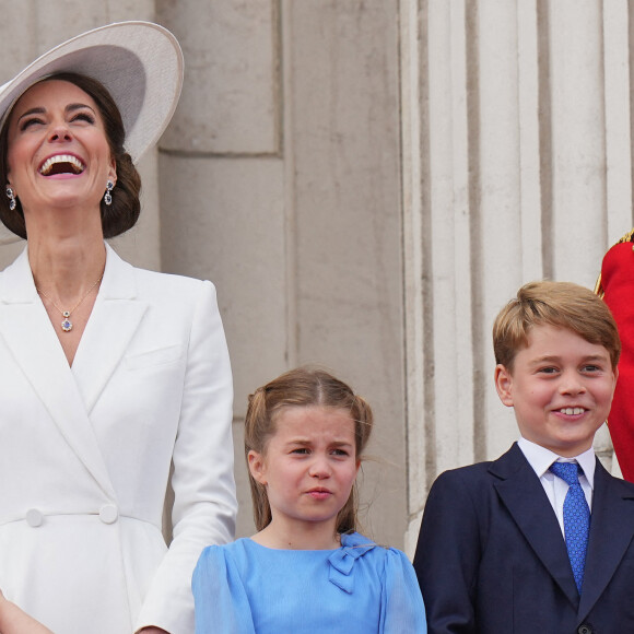 Kate Middleton avec ses enfants le prince Louis, la princesse Charlotte et le prince George - Les membres de la famille royale regardent le défilé Trooping the Colour depuis un balcon du palais de Buckingham à Londres lors des célébrations du jubilé de platine de la reine le 2 juin 2022. 