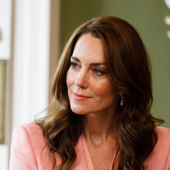 Catherine (Kate) Middleton, princesse de Galles, lors d'une visite au Foundling Museum de Londres, Royaume Uni, le 25 mai 2023, pour rencontrer des sortants de soins qui sont soutenus par le musée, et avec des parents adoptifs et des aidants pour discuter de l'impact permanent que des relations positives et de soutien peuvent avoir pour les enfants et les jeunes personnes. 