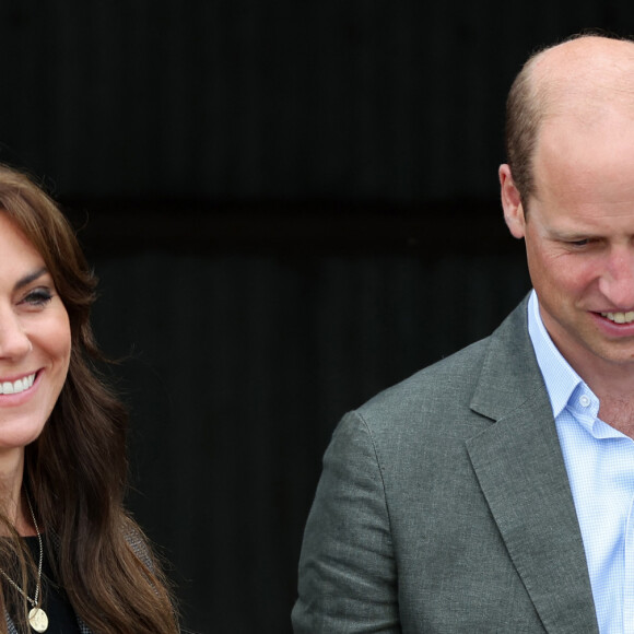 Une perfection capillaire que doit lui envier un certain prince William...
Le prince William et la princesse Kate (Middleton) de Galles en visite à l'association caritative We Are Farming Minds à Kings Pitt Farm à Hereford. Le 14 septembre 2023 