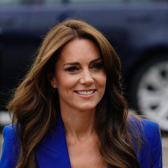 Le prince William, prince de Galles, et Catherine (Kate) Middleton, princesse de Galles, au centre sportif national de Bisham Abbey à Marlow, à l'occasion de la Journée mondiale de la Santé mentale, le 12 octobre 2023. Catherine (Kate) Middleton, princesse de Galles, porte des pansements sur deux doigts de sa main droite. 