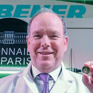 Le prince Albert II de Monaco visite l'usine de la Monnaie de Paris à Pessac pour assister à la frappe inaugurale d'une monnaie de collection célébrant les 500 ans de la principauté de Monaco. Une visite qui devrait permettre d'"approfondir un partenariat privilégié". Au programme: En matinée, il visite de l'exposition sur les cinquante ans d'implantation de La Monnaie de Paris à Pessac; dans l'après-midi, il se rend à l'usine où 1,3 milliard de pièces sont produites chaque année, dont des euros monégasques: la venue du prince de Monaco est un petit événement pour le site girondin, créé en 1973. Ce qui la motive, c'est avant tout la frappe inaugurale d'une monnaie de collection. Une pièce de 2 euros qui sera commercialisée en 2024, et qui célèbre l'indépendance de la principauté. © Fabien Cottereau/Bestimage 