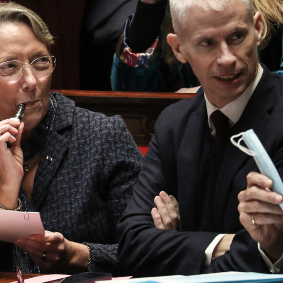 Autre addiction, le coca light, mais celle-ci est moins polémique
La Première ministre Elisabeth Borne, (cigarette électronique),t Franck Riester, ministre délégué, chargé des Relations avec le Parlement et Eric Dupond-Moretti, ministre de la Justice, garde des Sceaux - Séance de questions au gouvernement à l'assemblée nationale, à Paris, France, le 17 janvier 2023. © Stéphane Lemouton/Bestimage