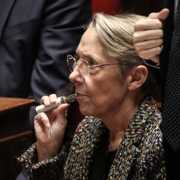Elisabeth Borne a été prise en flagrant délit et sermonnée à l'Assemblée nationale
La Première ministre Elisabeth Borne (cigarette électronique) - Séance de questions au gouvernement à l'Assemblée Nationale © Stéphane Lemouton / Bestimage