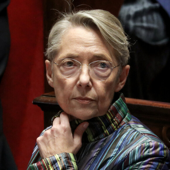 La Première ministre Elisabeth Borne (cigarette électronique) et Franck Riester, ministre délégué, chargé des Relations avec le Parlement - Séance de questions au gouvernement à l'Assemblée Nationale, Paris, le 6 décembre 2022. © Stéphane Lemouton / Bestimage