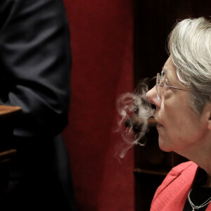 La Première ministre Elisabeth Borne (cigarette électronique) - Séance de questions au gouvernement à l'assemblée nationale, Paris, le 29 novembre 2022. © Stéphane Lemouton / Bestimage