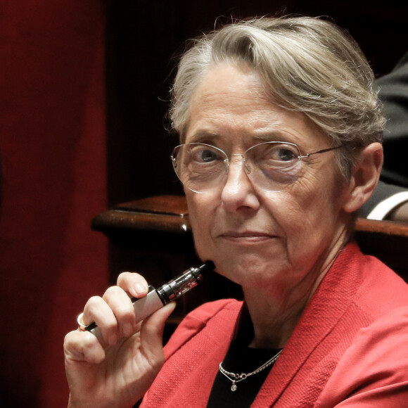 La Première ministre Elisabeth Borne (cigarette électronique) - Séance de questions au gouvernement à l'assemblée nationale, Paris, le 29 novembre 2022. © Stéphane Lemouton / Bestimage