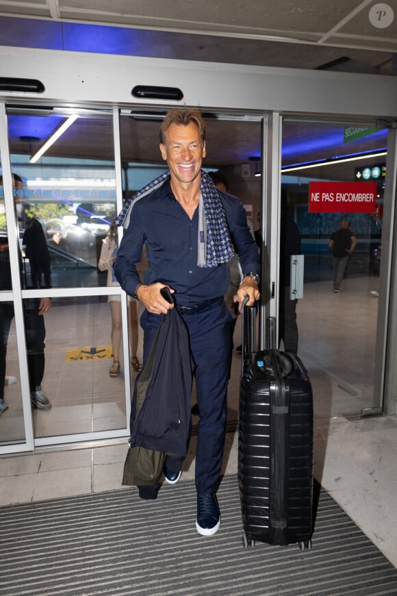 Cela signifie qu'Hervé Renard a divisé son salaire par 20
 
Hervé Renard - Les célébrités arrivent à l'aéroport de Nice lors du 75ème Festival International du Film de Cannes, à Nice, France, le 16 mai 2023. © Da Silva-Perusseau/Bestimage