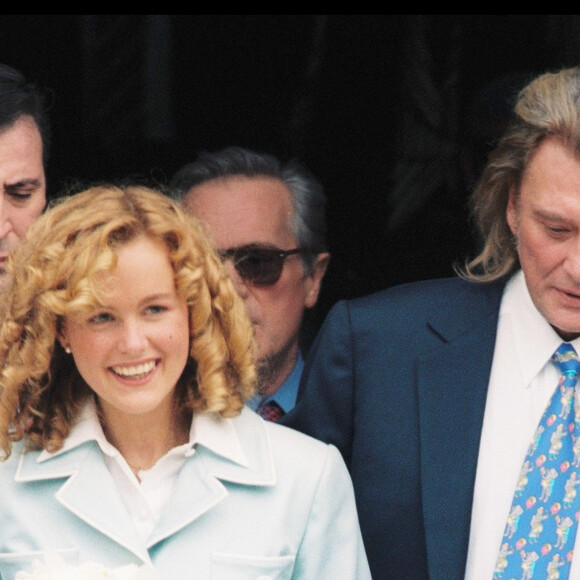 ARCHIVES - LAETICIA HALLYDAY ET JOHNNY HALLYDAY A LA SORTIE DE LA MAIRIE DE NEUILLY SUR SEINE, LE JOUR DE LEUR MARIAGE EN 1996  