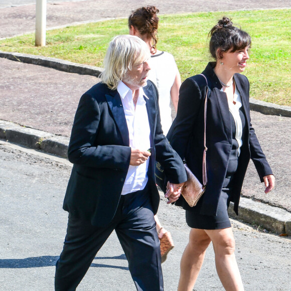 Le chanteur Renaud (Renaud Séchan) et sa compagne Cerise (de son vrai prénom Christine) - Mariage d'Hugues Aufray et de Murielle Mégevand à la mairie de Marly-Le Roy, France, le 2 septembre 2023.