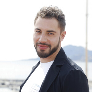 Marwan Berreni lors du photocall de "Plus Belle La Vie" lors du festival Cannes Series 2022. Cannes le 23 avril 2022. © Denis Guignebourg/Bestimage 