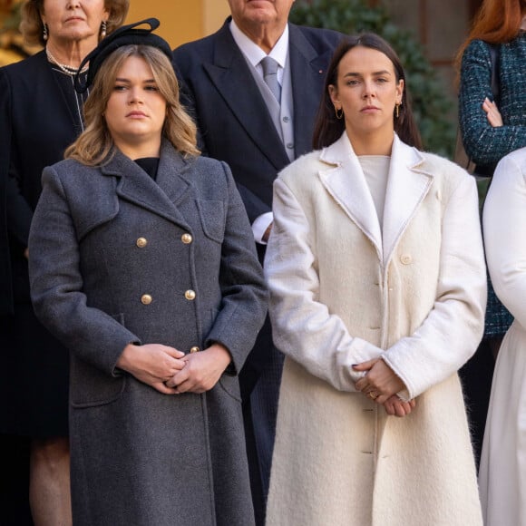 À 25 ans, c'est une jeune femme très engagée qui multiplie les apparitions publiques sur le Rocher. Cet engagement et cette volonté d'aider les autres, Stéphanie de Monaco les a sentis très vite chez sa plus jeune fille. 
Camille Gottlieb et Pauline Ducruet - La famille princière monégasque dans la cour d'honneur du palais lors de la la fête nationale à Monaco, le 19 novembre 2023.  © Olivier Huitel / Pool Monaco / Bestimage