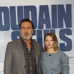 Toujours très élégante, Mélanie Thierry avait misé sur la sobriété en portant une robe noire près du corps associée à un crop top manches longues en jean clair
Gilles Lellouche, Mélanie Thierry (enceinte de son 3ème enfant) - Avant-première du film "Soudain Seuls" à l'UGC à Normandie à Paris le 4 décembre 2023. © Marc Ausset-Lacroix/Bestimage