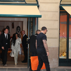 C'est ce que rapportait ce vendredi 1er décembre la Tribune de Genève. Nicolas Puech est "le plus gros actionnaire individuel d'Hermès", relaie l'AFP, avec une participation aux environs de 5%.
Kim Kardashian sort de la boutique Hermès à Paris le 25 mars 2019.
