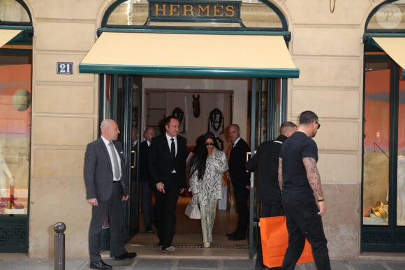 C'est ce que rapportait ce vendredi 1er décembre la Tribune de Genève. Nicolas Puech est "le plus gros actionnaire individuel d'Hermès", relaie l'AFP, avec une participation aux environs de 5%.
Kim Kardashian sort de la boutique Hermès à Paris le 25 mars 2019.