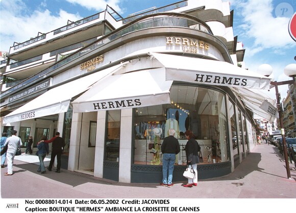 Il est l'un des descendants du fondateur d'Hermès, maison de maroquinerie française que l'on ne présente plus, et il entend bien adopter son employé de maison afin de lui léguer une partie de sa fortune de plusieurs milliards de francs suisses. 
Boutique Hermès à Cannes (France)