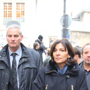 Mathias Vicherat (Directeur de Cabinet de la maire de Paris et compagnon de Marie Drucker) et Anne Hidalgo rendent hommage aux victimes des attentats terroristes à Paris le 14 novembre 2015.