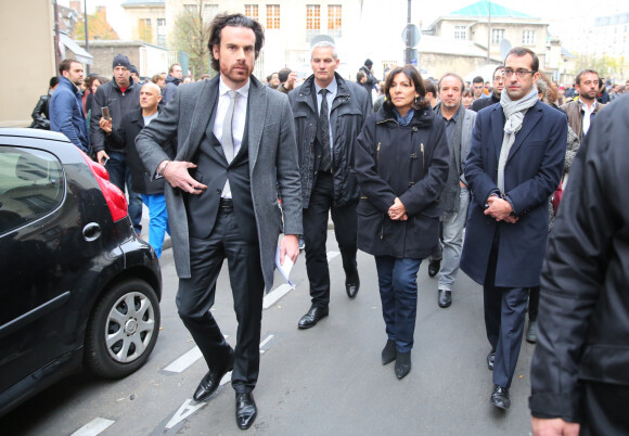 Mathias Vicherat (Directeur de Cabinet de la maire de Paris et compagnon de Marie Drucker) et Anne Hidalgo rendent hommage aux victimes des attentats terroristes à Paris le 14 novembre 2015.