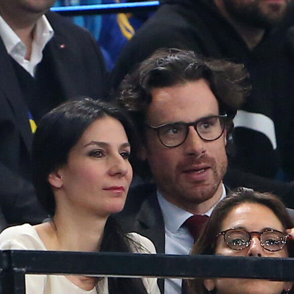 Mathias Vicherat, ex-compagnon de Marie Drucker et père de son fils Jean, 8 ans, mais surtout directeur de Sciences Po Paris, avait été placé en garde à vue la veille. Il n'était pas seul.
Marie Drucker et son compagnon Mathias Vicherat lors du match de demi-finale du mondial de handball, France - Slovénie à l'AccorHotels Arena à Paris, France. © Cyril Moreau/Bestimage