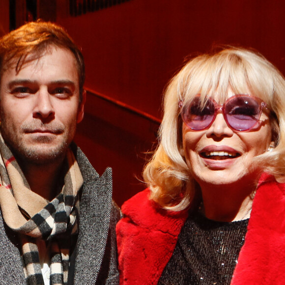 La chanteuse et comédienne habituée des planches parisiennes était vendredi sur le tapis rouge de " A Funny Thing Happened On The Way To The Forum ".
Exclusif - Amanda Lear et son ami Charles Barbier au Lido 2 Paris à Paris.