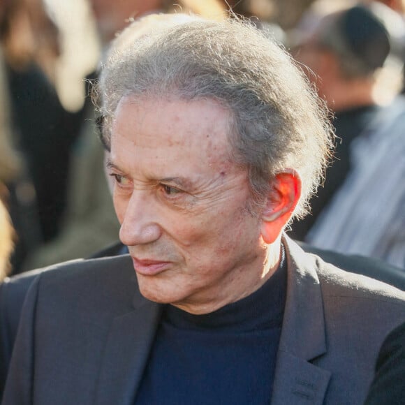 Michel Drucker - Obsèques du journaliste Jean-Pierre Elkabbach au cimetière du Montparnasse dans le 14ème arrondissement de Paris, France, le 6 octobre 2023. © Christophe Clovis/Bestimage