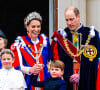 Ils pourraient, potentiellement, tous les trois monter sur le trône.
Sophie, duchesse d'Edimbourg, la princesse Anne, la princesse Charlotte de Galles, le prince Louis de Galles, le prince William, prince de Galles, et Catherine (Kate) Middleton, princesse de Galles, - La famille royale britannique salue la foule sur le balcon du palais de Buckingham lors de la cérémonie de couronnement du roi d'Angleterre à Londres. 