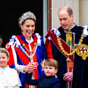 Ils pourraient, potentiellement, tous les trois monter sur le trône.
Sophie, duchesse d'Edimbourg, la princesse Anne, la princesse Charlotte de Galles, le prince Louis de Galles, le prince William, prince de Galles, et Catherine (Kate) Middleton, princesse de Galles, - La famille royale britannique salue la foule sur le balcon du palais de Buckingham lors de la cérémonie de couronnement du roi d'Angleterre à Londres. 